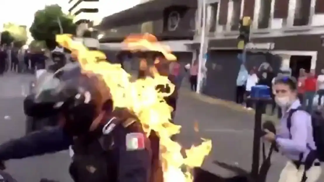 Protestolar Dünyaya Yayılıyor, Meksika'da Polisi Ateşe Verdiler!