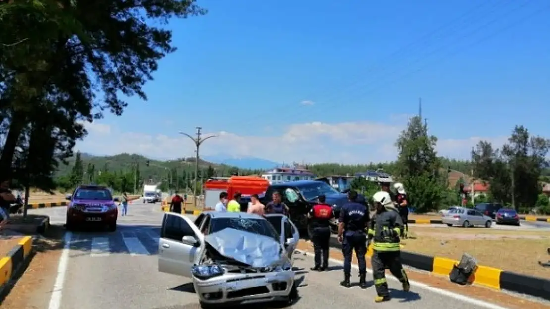 Seydikemer'de, Otomobille Kamyonet Çarpıştı!