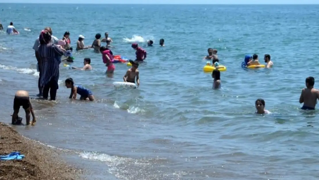 'Sosyal mesafeli' Deniz Keyfi Sürüyor