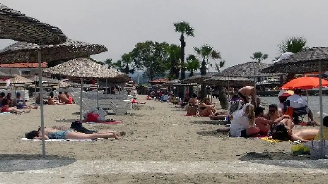 Tatil Yerlerinde Sosyal Mesafeli Deniz Keyfi