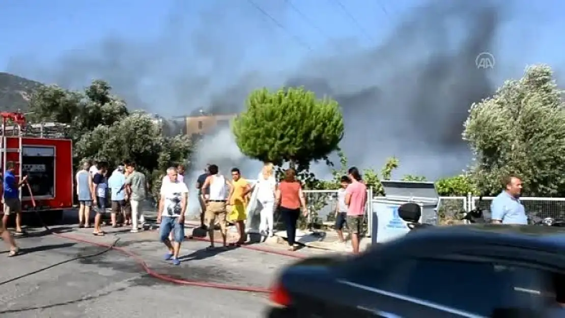 Bodrum'da Çıkan Yangında, 3 Minibüs Kullanılamaz Hale Geldi 15 Tavuk Telef Oldu