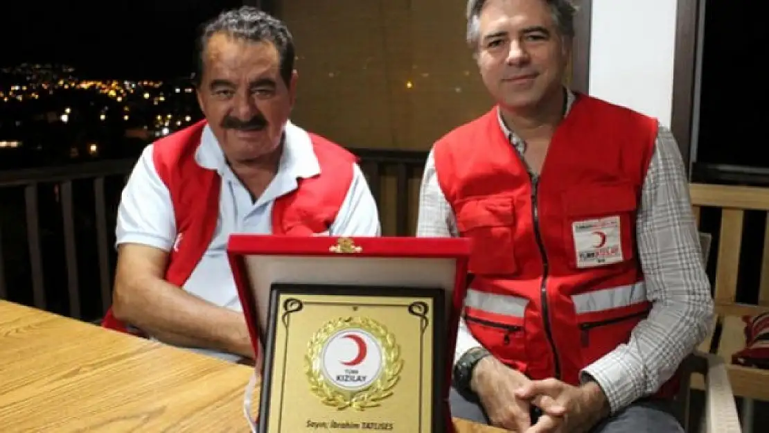 Bodrum'da Tatil Yapan Tatlıses'ten Kızılay'a Kurban Bağışı