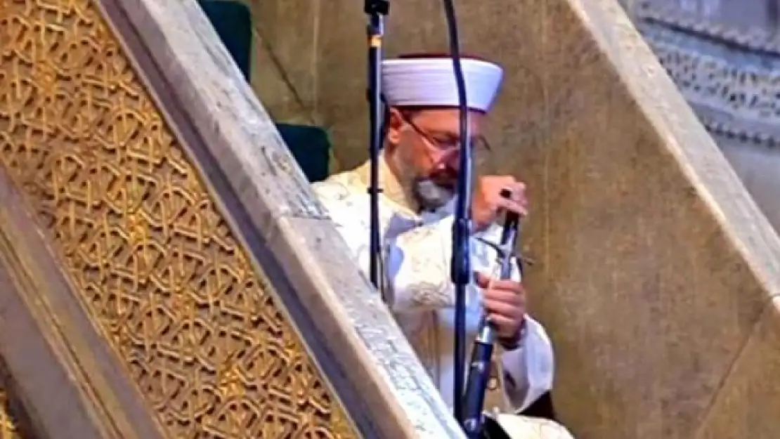 Diyanet İşleri Başkanı Ayasofya Camii'nde Kılıçla Hutbe Okudu