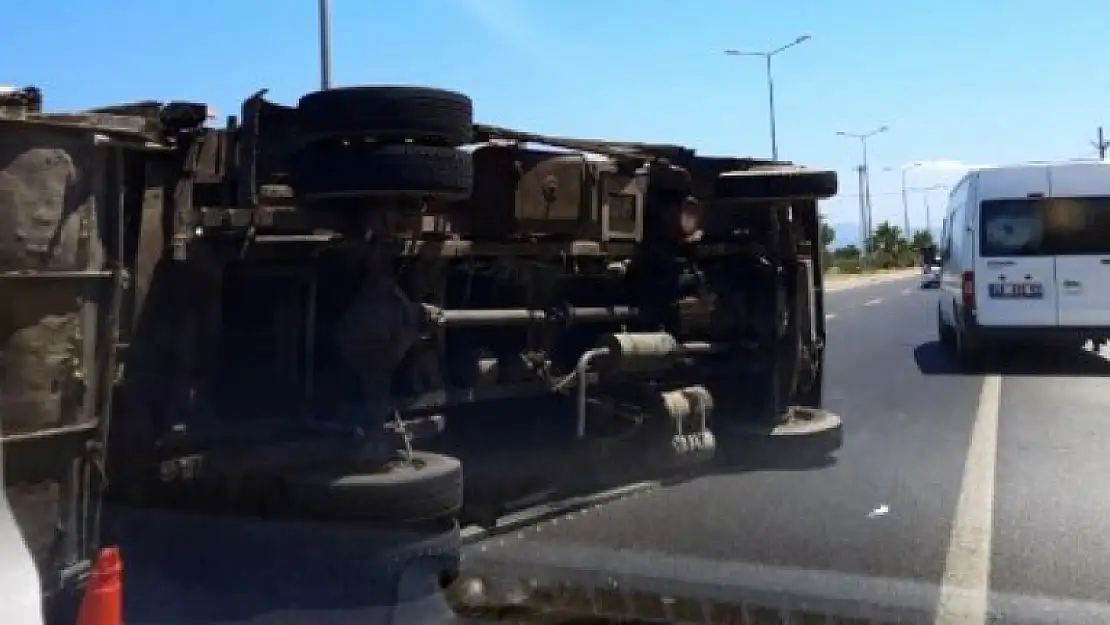 Milas'ta Çöp Kamyonu Devrildi, İki Kişi Yaralandı