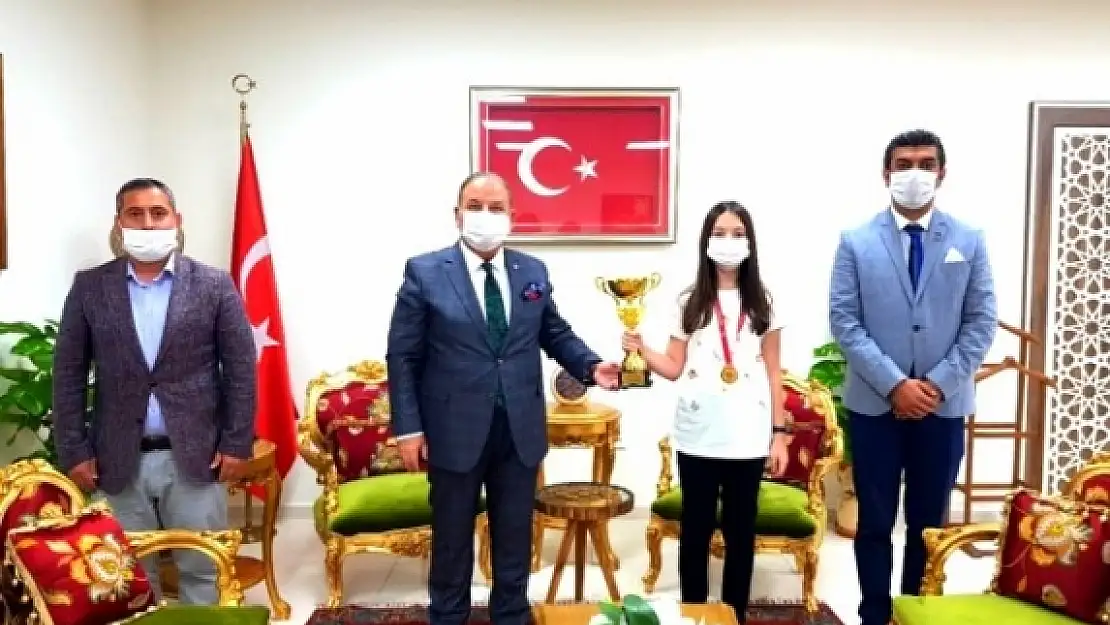 Online Halk Oyunları Yarışması Birincisi Ödülünü Kaymakam Yıldız'dan Aldı