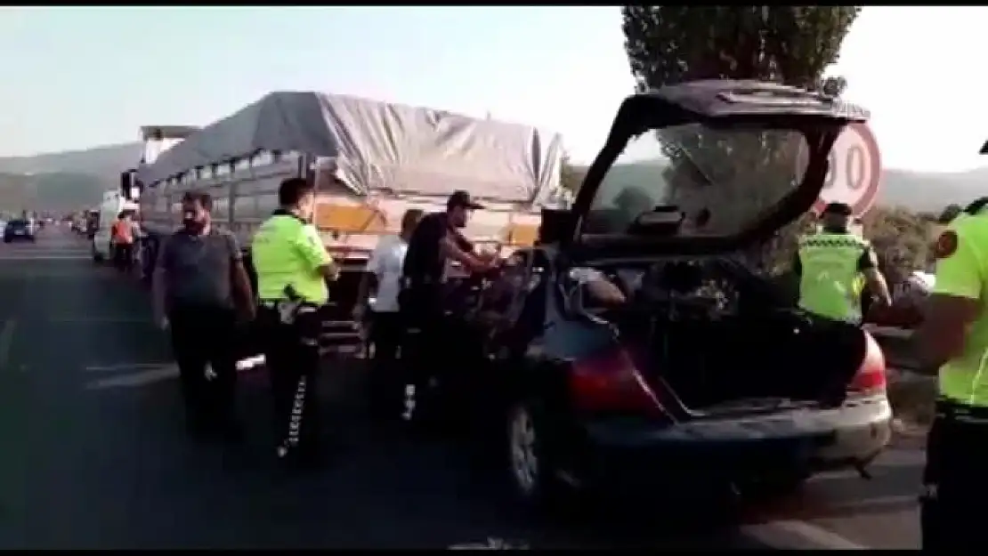 Otomobil Park Halindeki Tıra Çarptı: 1 Ölü, 1 Yaralı