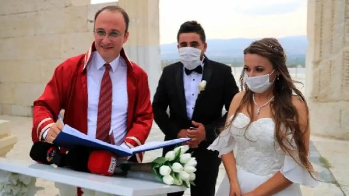 Arkeolog Çift 1300 Yıl Önce Nikah Kıyılan Antik Kentte Evlendi