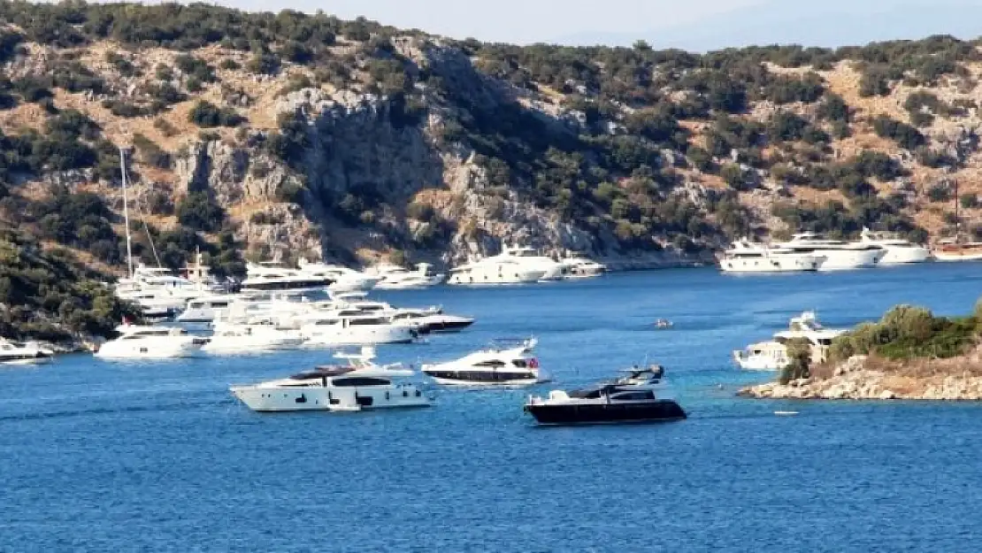 Lüks Yatlar Bodrum'a Akın Edip, Koyları Doldurdu