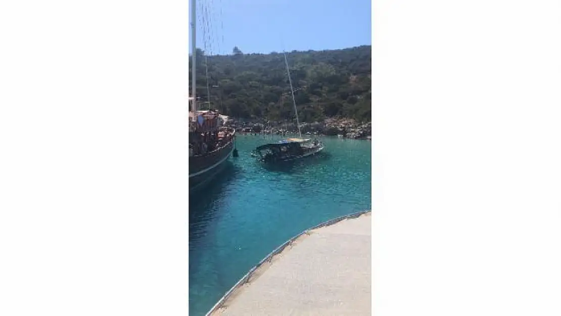 Muğla'da Kayalıklara Çarpan Tekne Karaya Oturdu