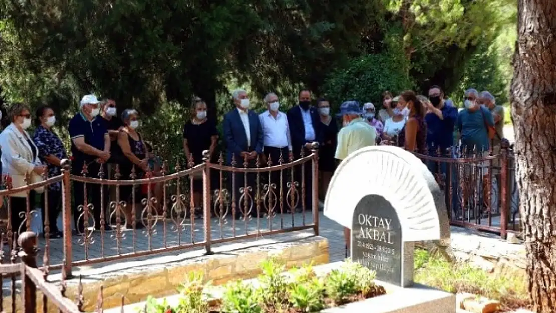 Oktay Akbal Mezarı Başında Anıldı