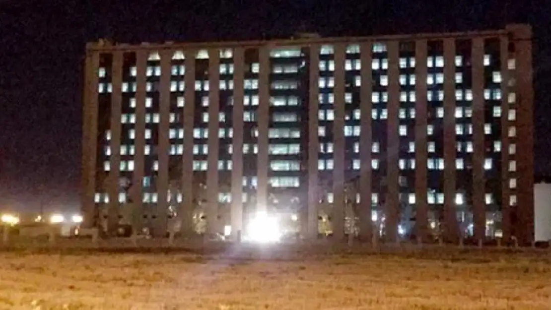 Pandemi Hastanesinin Gece Çekilen Fotoğrafı Salgının Boyutunu Ortaya Koydu