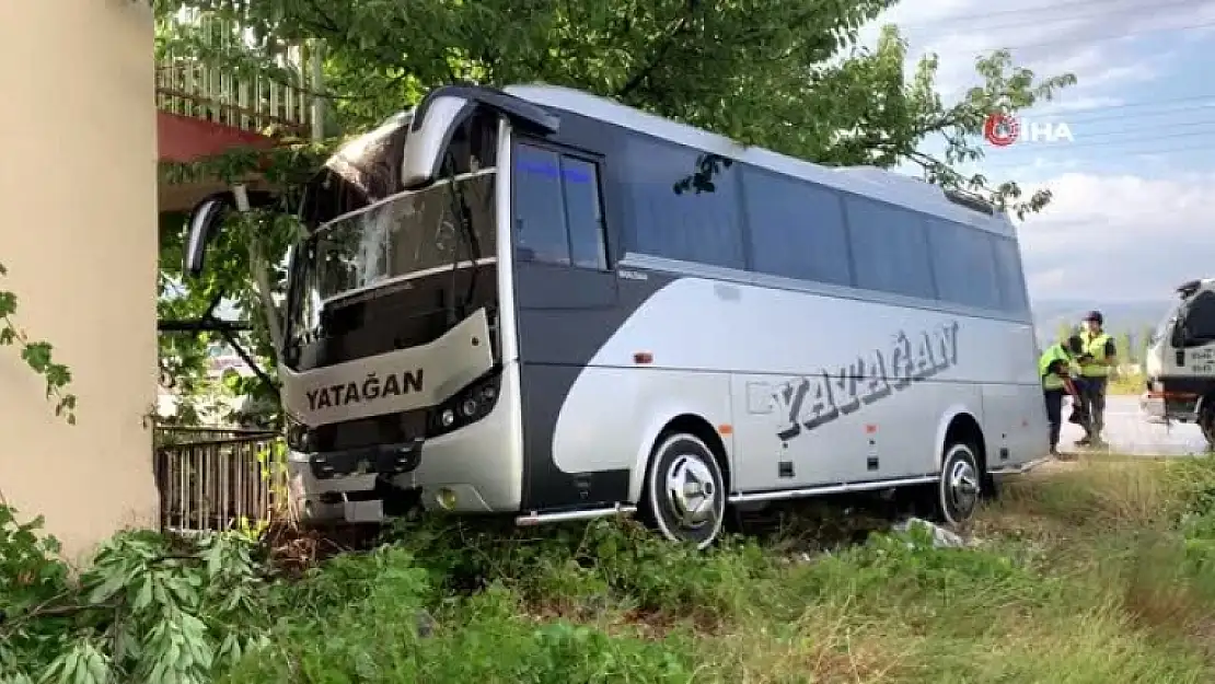 Yatağan'a Giden Yolcu Otobüsü Isparta'da Minibüs Evin Bahçesine Daldı