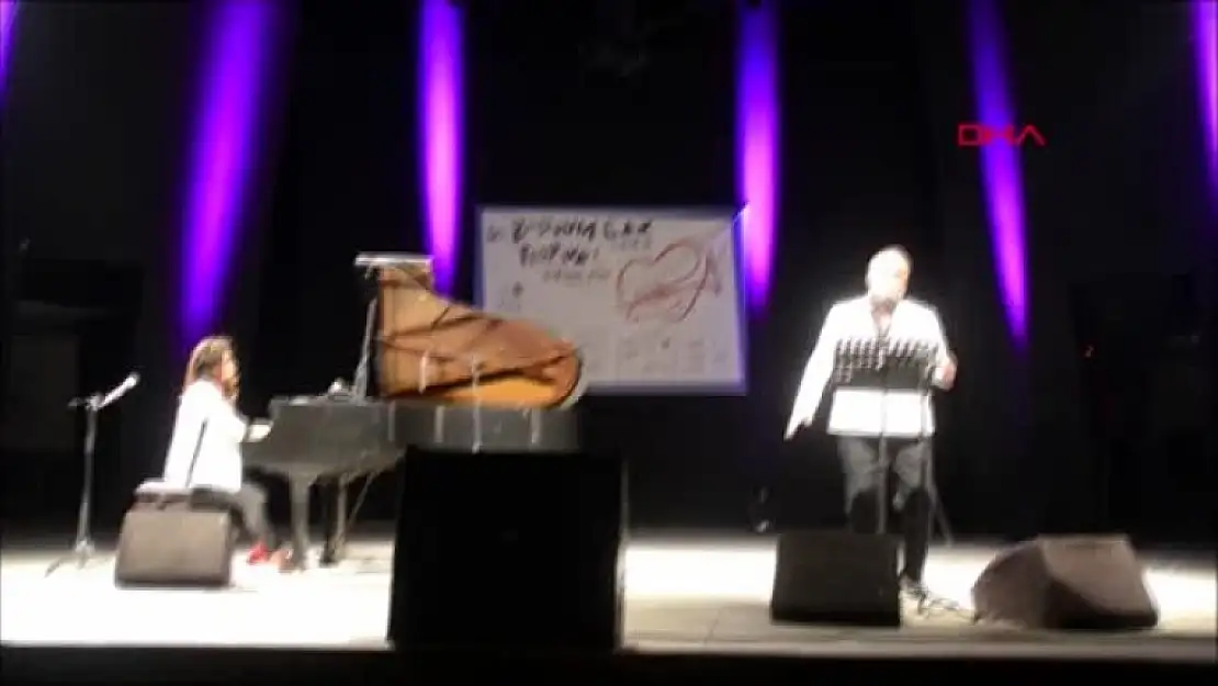 Anjelika Akbar ile Hakan Aysev Bodrum'da Konser Verdi