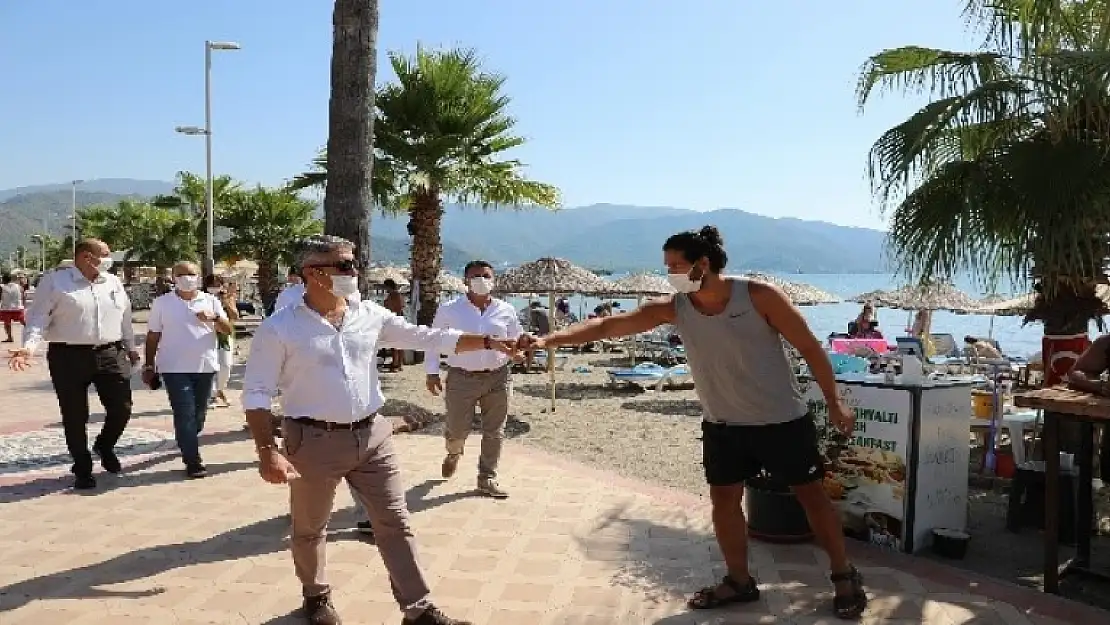 Başkan Oktay Marmaris'te Turistlere Maske Dağıttı