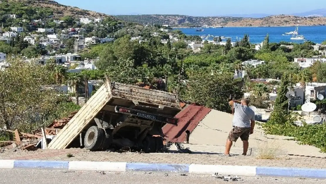 Bodrum'da Ev Salçası Yapan Kadının Çatısından İçeri Kamyon Girdi