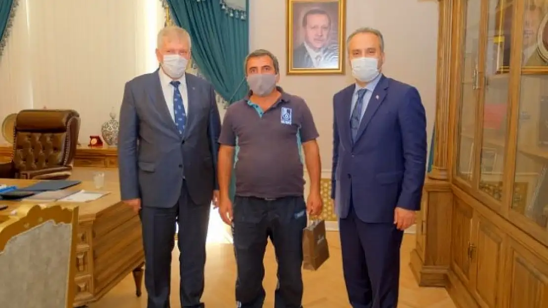 Kanalizasyondan 10 Çeyrek Altın Çıkaran BUSKİ Çalışanlarına Ödül