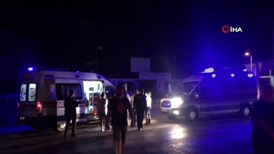 Kuşadası'nda Tur Minibüsüyle Taksi Çarpıştı: 2 Turist Yaralı