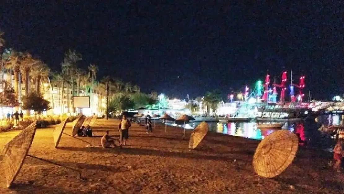 Marmaris'te Şehir Magandası Sahile Dadandı, Şemsiyeleri Tek Tek Kırdı
