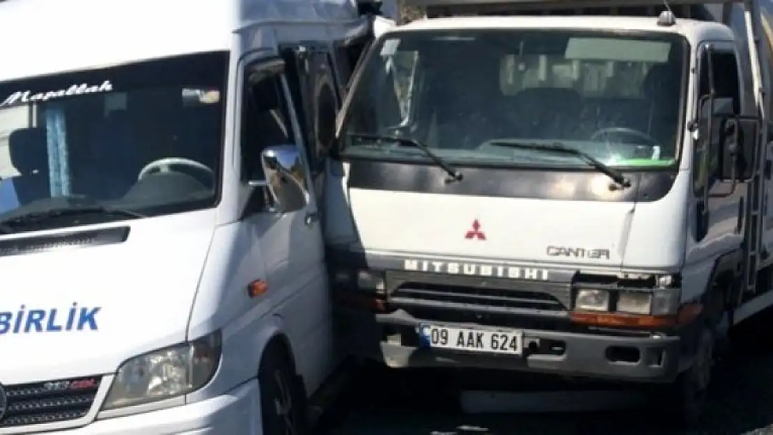 Milas'ta Minibüs İle Kamyon Çarpıştı: 5 Yaralı