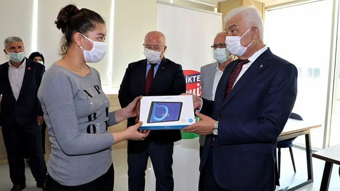 Muğla Büyükşehir Belediyesi 238 Öğrenciye Tablet Desteği Verdi