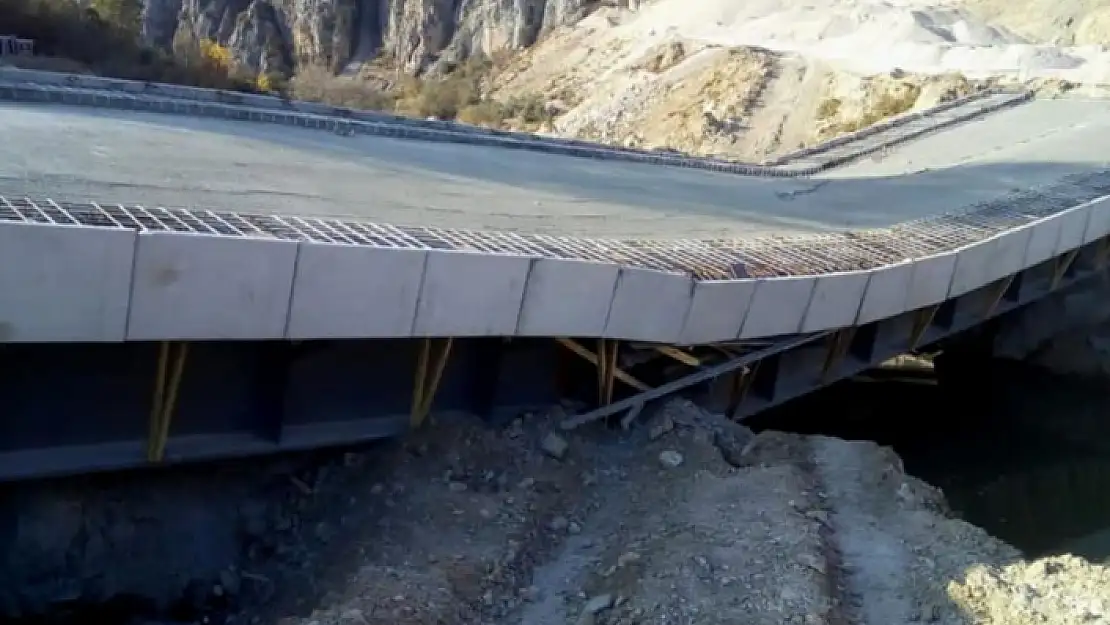 AK Partili Samsun Büyükşehir Belediyesi'nin Yaptığı Köprü Açılmadan Çöktü