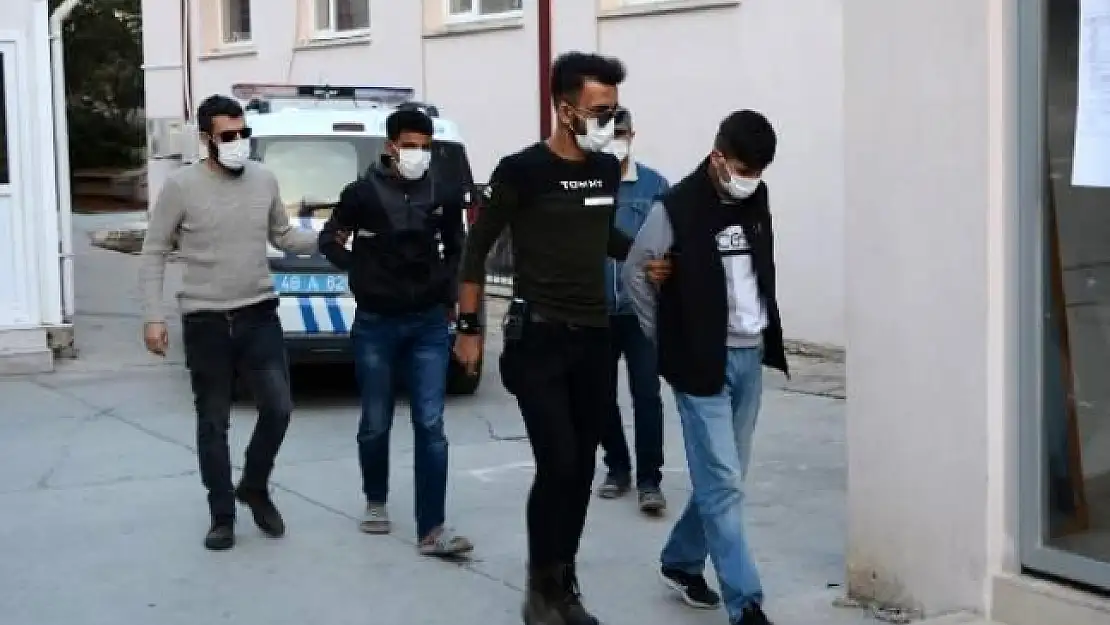 Datça'da Hırsızlık Yapan Zanlılar İzmir'deki Polisin Uygulamasında Yakalandı