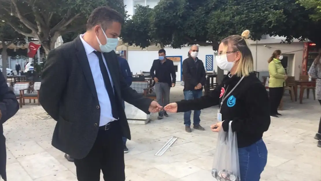 Datça'da Ülkü Ocakları Atatürk Rozeti Dağıttı
