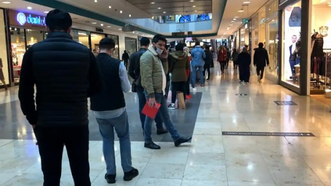 'Efsane Cuma' İndirimleri Koronavirüsü Unutturdu! AVM'ler Tıklım Tıklım