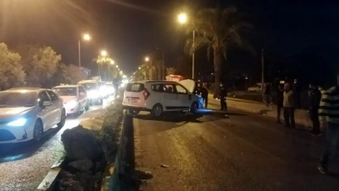 Fethiye'de Otomobil Refüje Çarptı! İkisi Çocuk 4 Yaralı