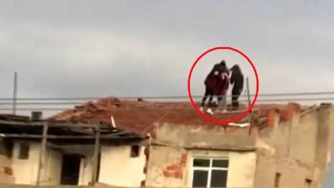 Genç Kızlar Çatıda Ölümle Dans Etti !