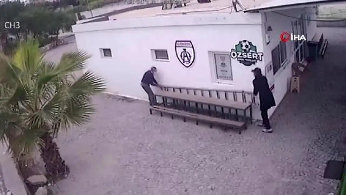 Halı Sahada Bir Şey Bulamayan Hırsızlar Merdiveni Çaldı
