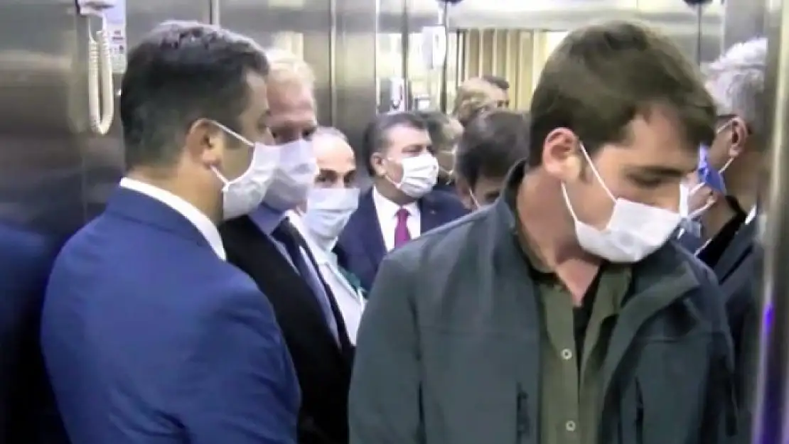 Sık Sık Sosyal Mesafe Uyarısı Yapan Bakan Koca, 10 Kişiyle Asansöre Bindi