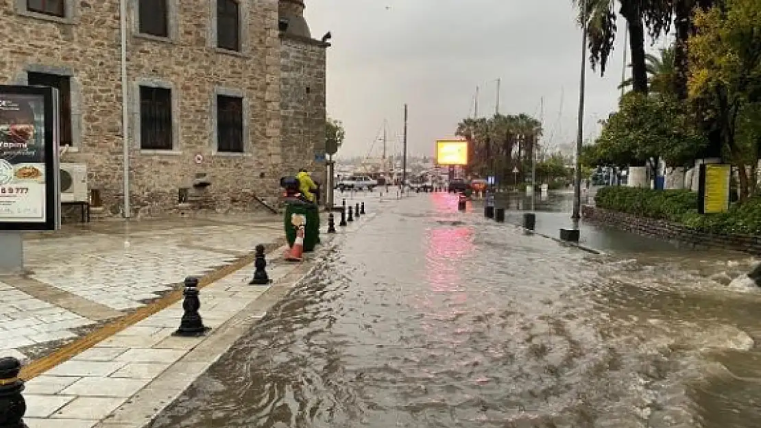 Bodrum'da Sağanak Cadde ve Sokaklar Göle Döndü