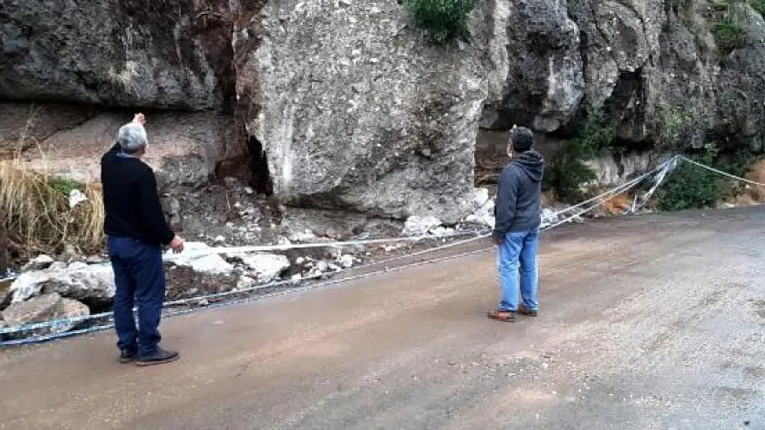 Bodrum'da Tonlarca Ağırlıktaki Dev Kaya Parçası Yola Düştü