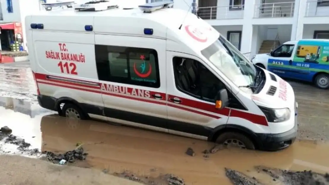 Bodrum'da Vakaya Giden Ambulans Altyapı İçin Kazılan Yolda Çamura Saplandı