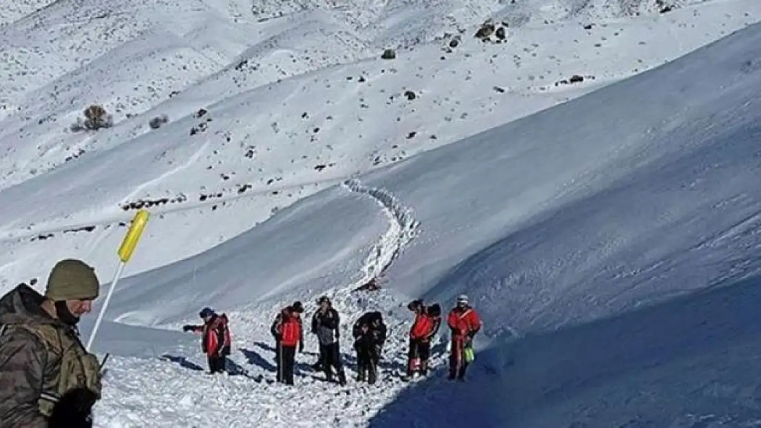 Hakkari'de Çığ Altında Kalan İkinci Askerin Cansız Bedenine Ulaşıldı