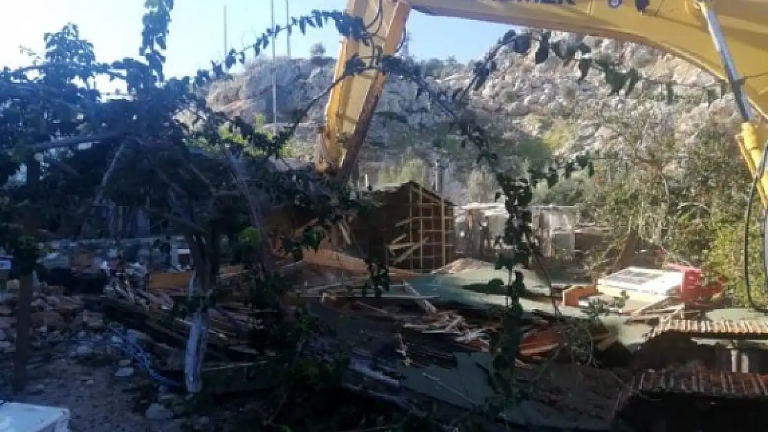 Marmaris'in Turistik Mahallelerinde Kaçak Yapıların Yıkımı Sürüyor