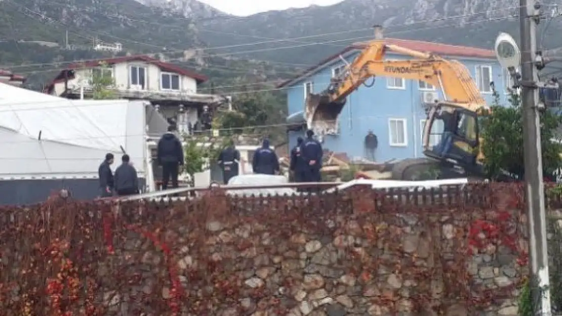 Marmaris'te Kaçak Yapıların Yıkımı Sürüyor