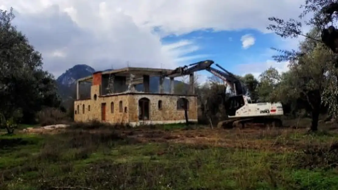 Marmaris'te Kaçak Yapıların Yıkımına Devam Ediliyor