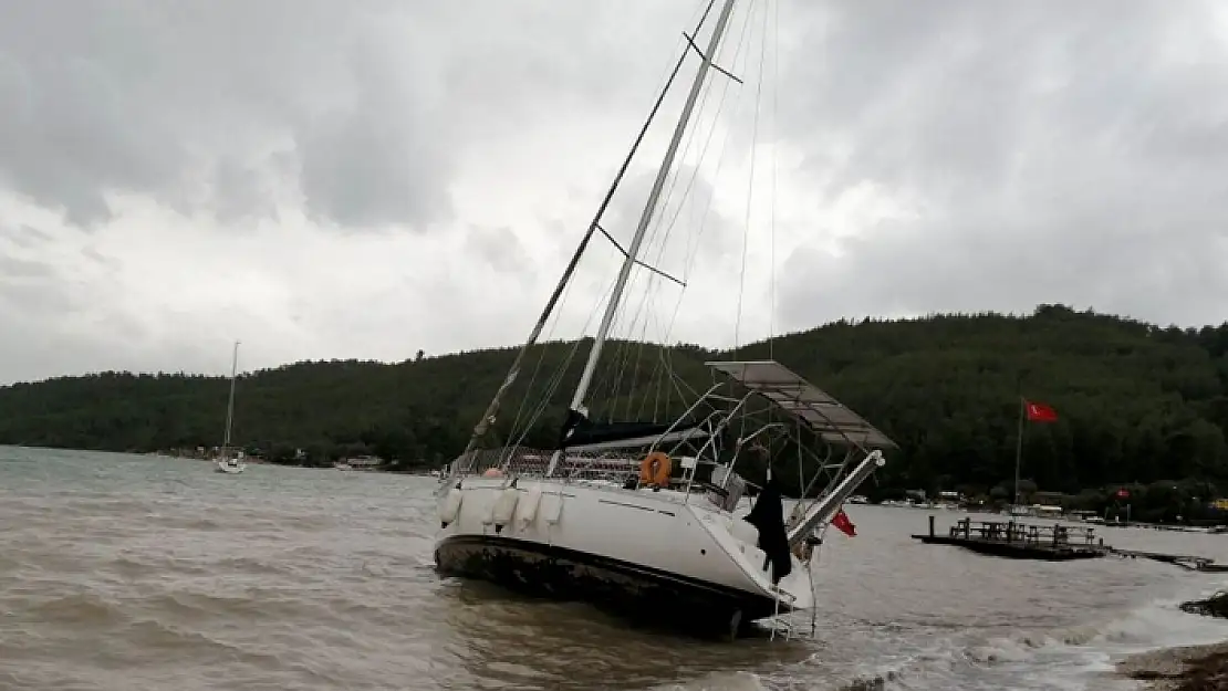 Muğla'da Etkili Olan Fırtına Tekneyi Karaya Sürükledi