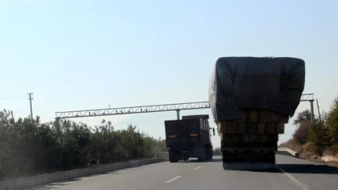 Saman Yüklü Kamyon Adeta Yola Sığmadı