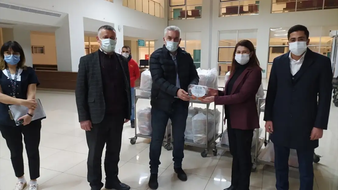 AK Parti'den Sağlık Çalışanlarına Meyve Paketi