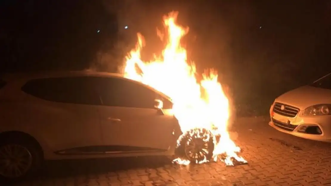 Marmaris'te Park Halindeki 2 Otomobilde Yangın Çıktı, Araçlar Kullanılamaz Hale Geldi