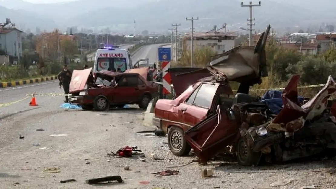 Seydikemer'de İki Otomobil Çarpıştı: 2 Ölü, 3 Yaralı
