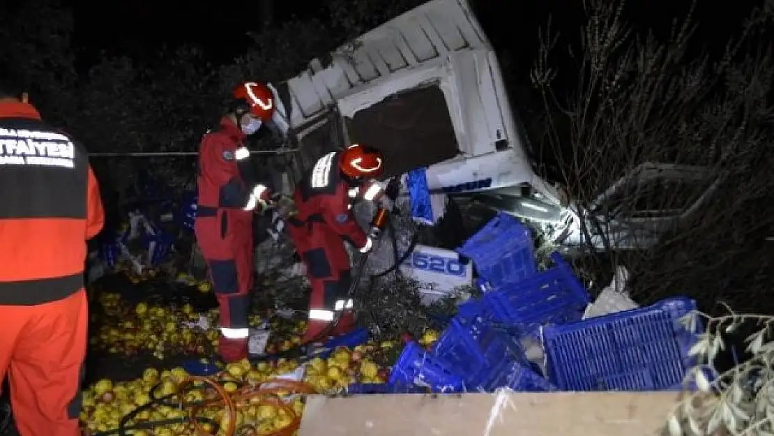 Seydikemer'de Meyve Yüklü Kamyon Devrildi 1 Kişi Öldü