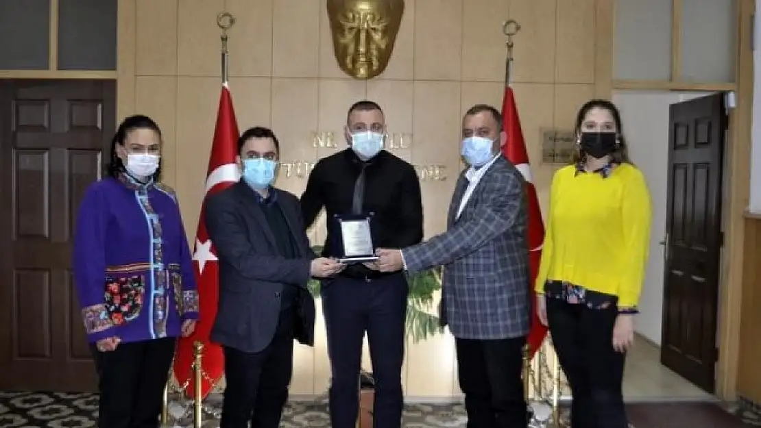 Ak Parti Marmaris İlçe Yönetimi'nden 15 Temmuz Şehidinin Kardeşine Plaket