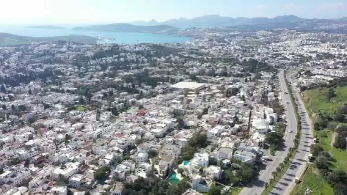 Bodrum'da Polis Ekipleri Sahil Bandında ve Caddelerde Devriye Yaptı