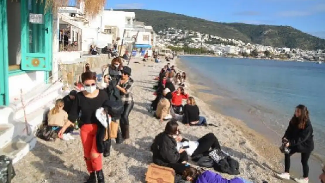 Bodrum'da Sıcak Havayı Fırsat Bilenler Sahillere Akın Etti, Maske ve Sosyal Mesafe Unutuldu