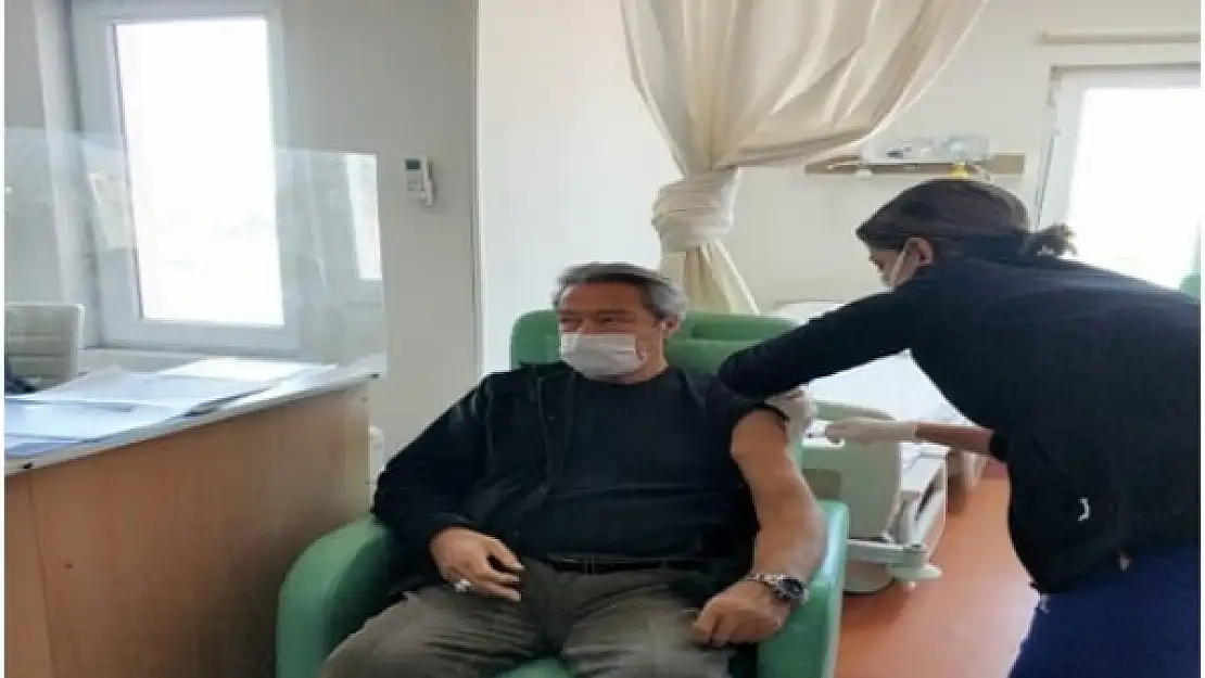 Kadir İnanır, Dalaman Devlet Hastanesi'nde Koronavirüs Aşısı Oldu