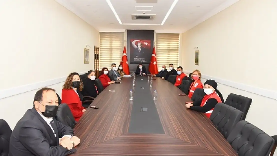 Kızılay Şube Başkanları Vali Orhan Tavlı'yı Ziyaret Etti